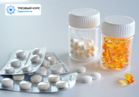 Две баночки с желтыми и белыми медикаментами, блистеры с белыми таблетками